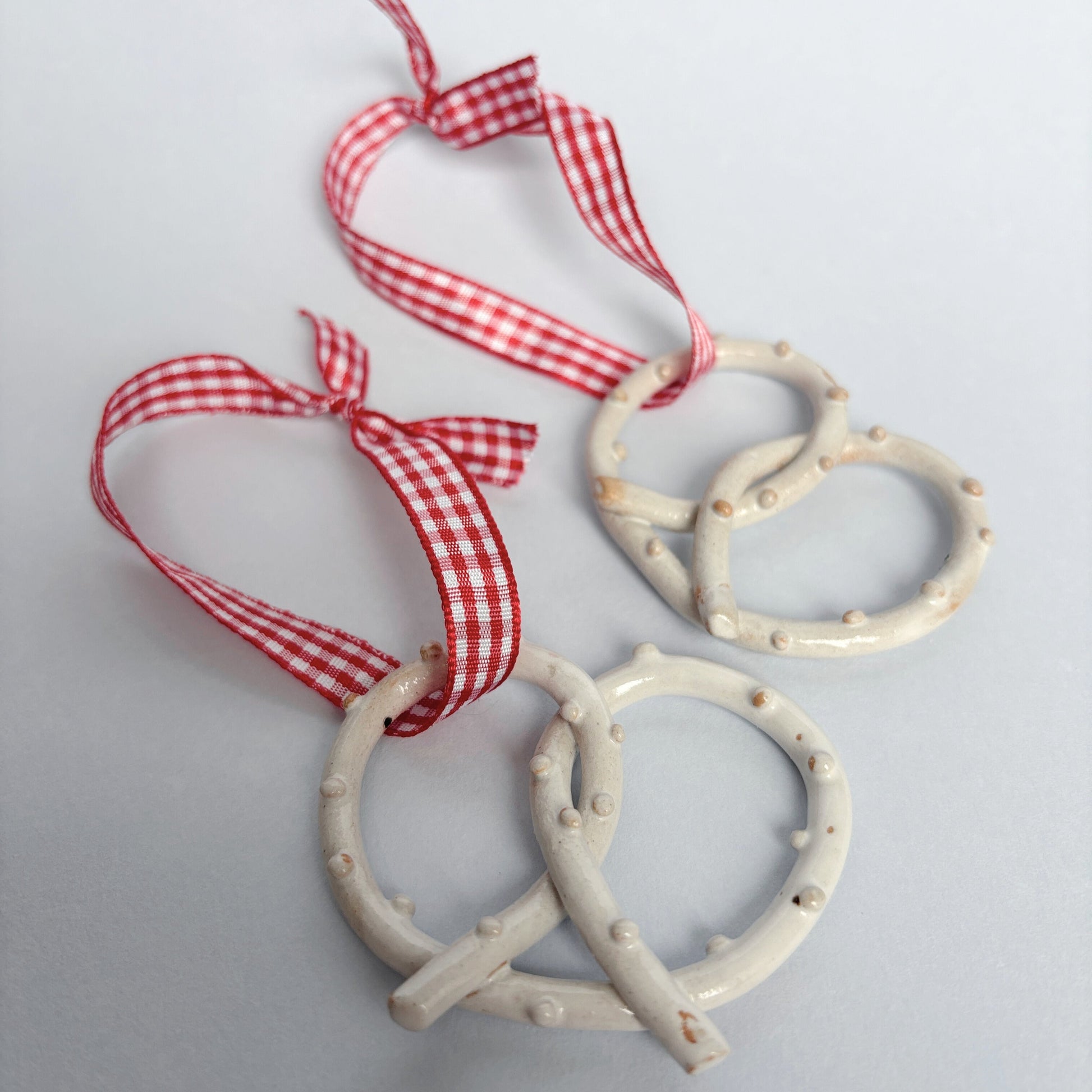 Ornements sapin bretzel en céramique Amélie Floch