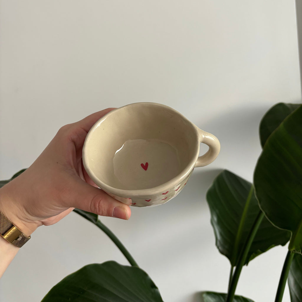 Tasse en céramique avec des cœurs rouges