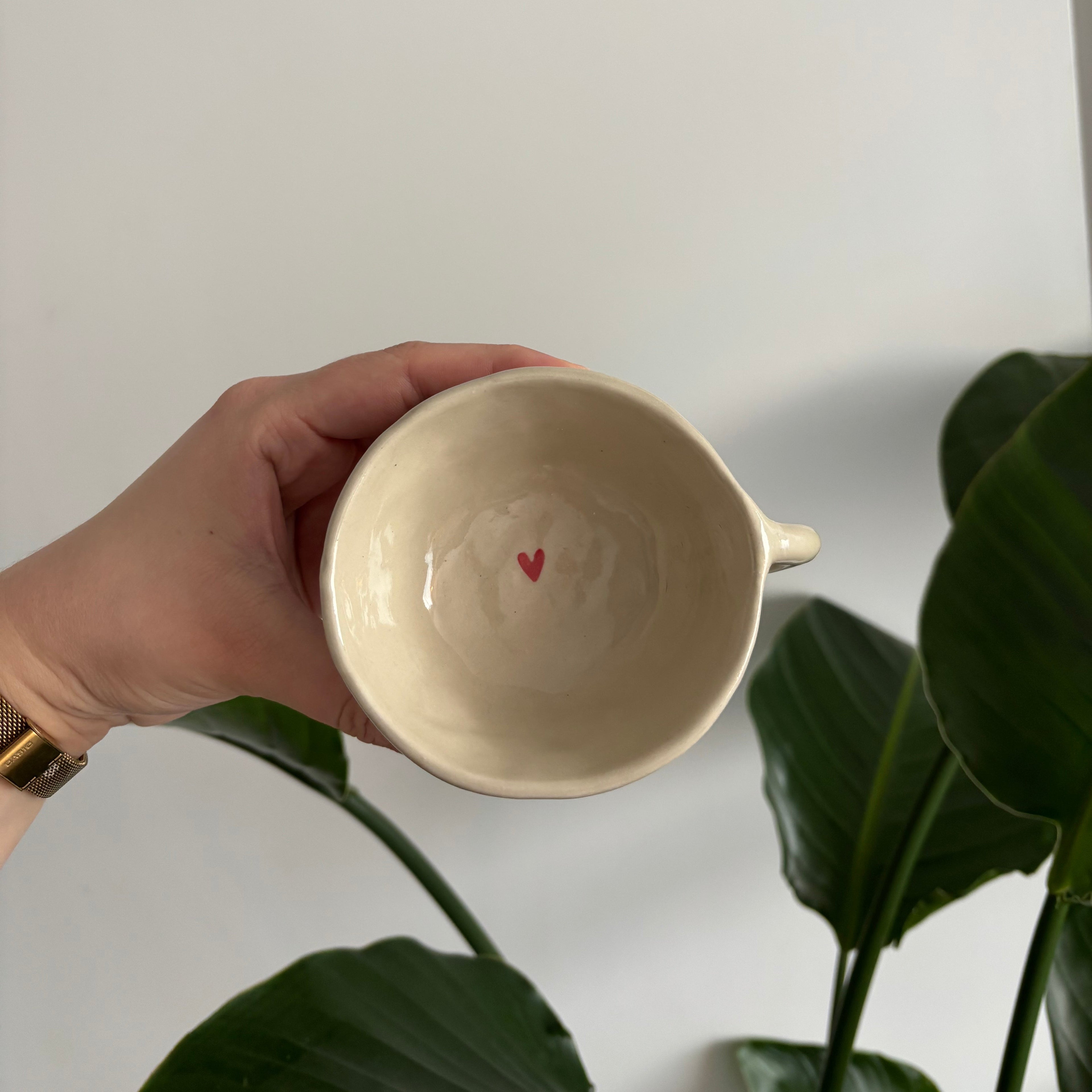 Tasse en céramique avec des cœurs rouges